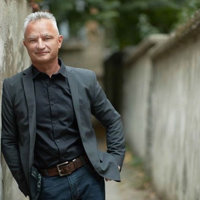 zahari-karabashliev-ploshtad-slaveikov_700x700_crop_478b24840a