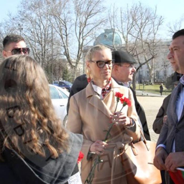 iva-ekimova_700x700_crop_478b24840a