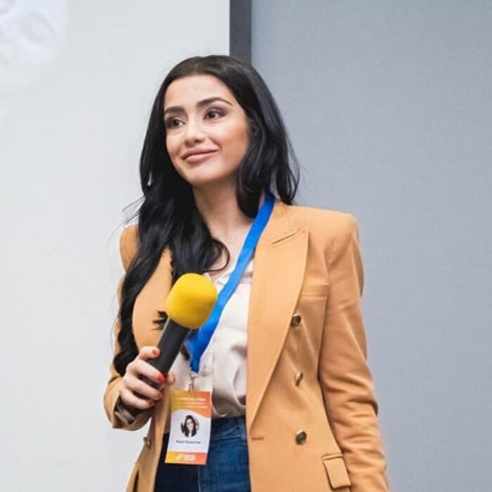 aida-burnuchian-dir-bg_700x700_crop_478b24840a